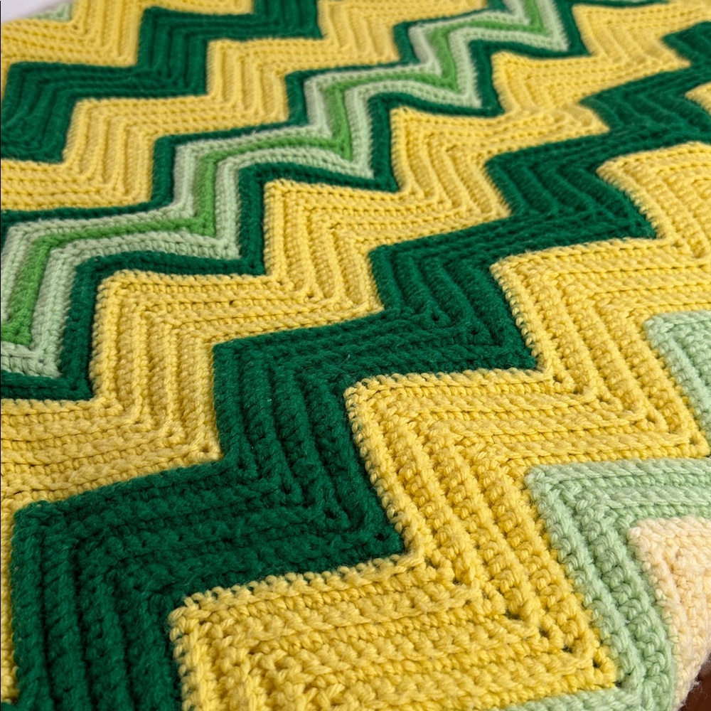 Chevron Patterned Throw Blanket in Green and Yellow - Picture 12 of 14